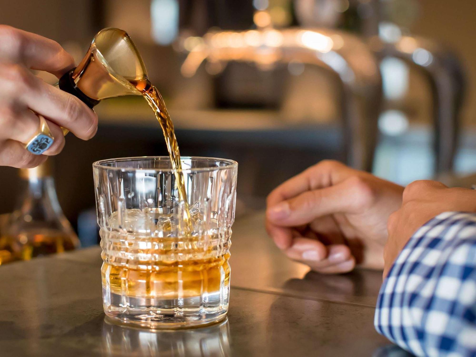 The William Inglis Mgallery Warwick Farm Luaran gambar A bartender pouring a glass of Old Fashioned