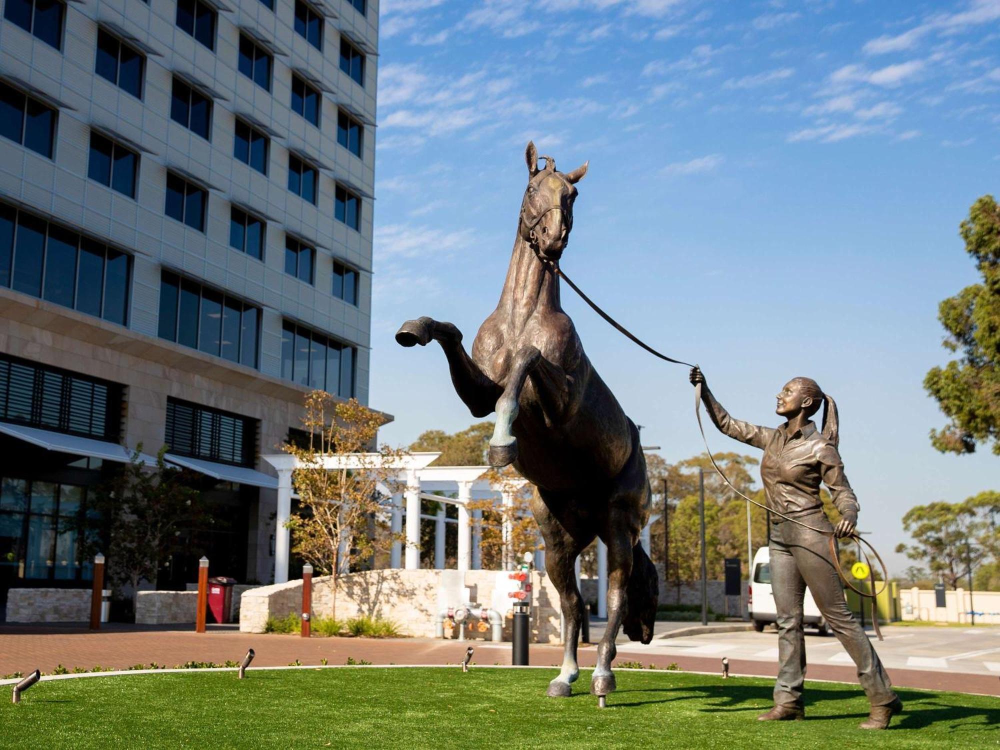 The William Inglis Mgallery Warwick Farm Luaran gambar Statue of Black Caviar at the Melbourne Racing Club